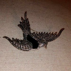 Vintage bird in flight sterling silver with black stone brooch
